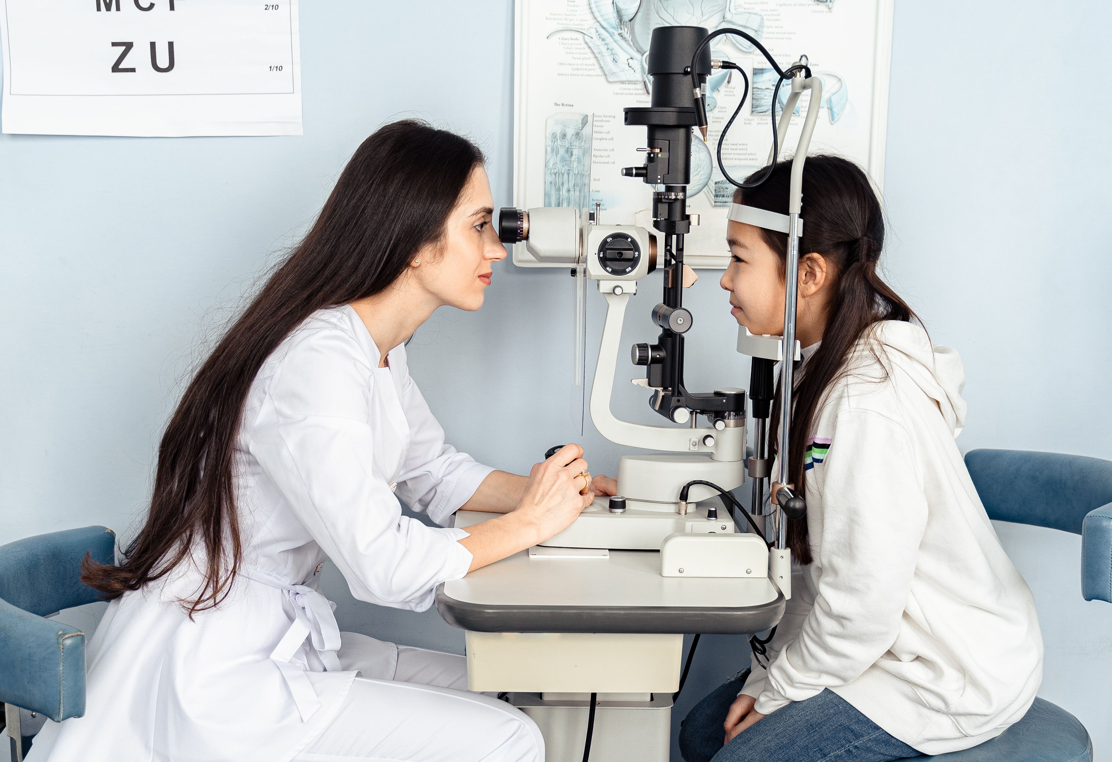 Profesional de la salud atendiendo paciente